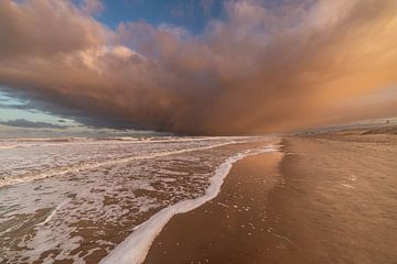 Nuages roses sur la mer du Nord sur Yanuschka Fotografie | Noordwijk