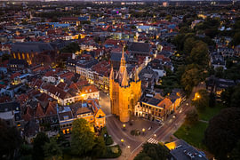 Das Sassenpoort-Tor in Zwolle in der Innenstadt – Abendansicht