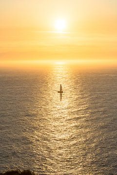 Einsames Segelboot auf dem Atlantik von Peter Haastrecht, van