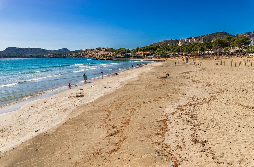 Plage de sable Platja de Tora, côte de la baie, île de Majorque, Espagne par Alex Winter