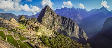 Large panorama de la ville cachée de Machu Picchu, au Pérou