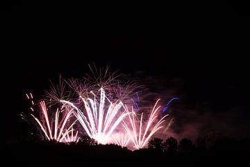 Riesige Explosionen von Feuerwerkskörpern bei einem fantastischen Fest von adventure-photos