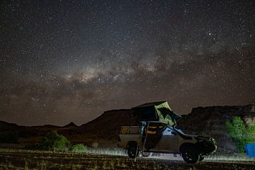 Wild kamperen met de Melkweg aan de hemel in Namibië, Afrika van Patrick Groß
