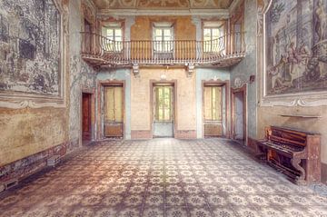 Hall abandonné avec piano. sur Roman Robroek - Photos de bâtiments abandonnés