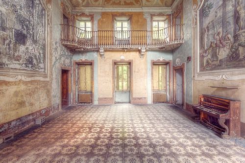 Hall abandonné avec piano.