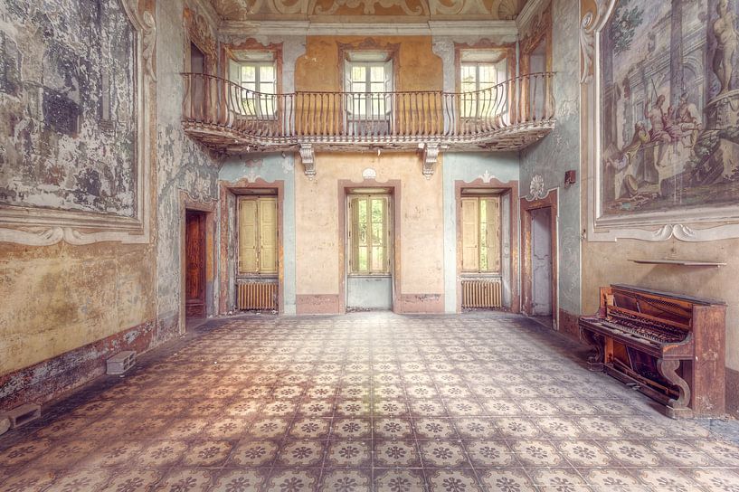 Hall abandonné avec piano. par Roman Robroek - Photos de bâtiments abandonnés