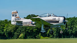 Eine nordamerikanische T-28C Trojan bei der Landung. von Jaap van den Berg