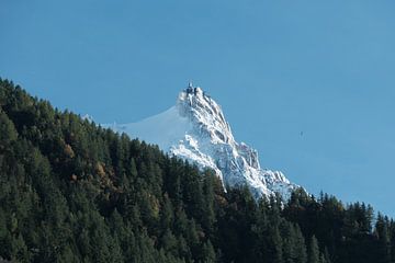 De Aiguille du Midi gezien vanuit het skioord Chamonix Mont-Blanc van Hozho Naasha