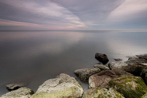 Een rustige bewolkte start van de dag aan het Markermeer bij Edam-Volendam