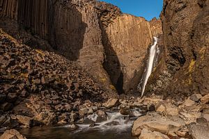 Litlanesfoss: Wo Basaltsäulen den Wasserfall umarmen
