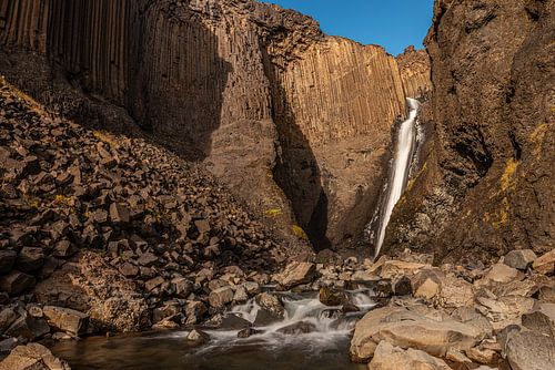 Litlanesfoss: Waar Basalt Kolommen de Waterval Omarmen
