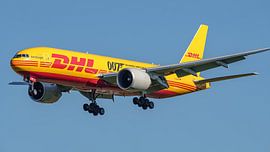Landung einer Boeing 777-Frachtmaschine von DHL Aviation. von Jaap van den Berg
