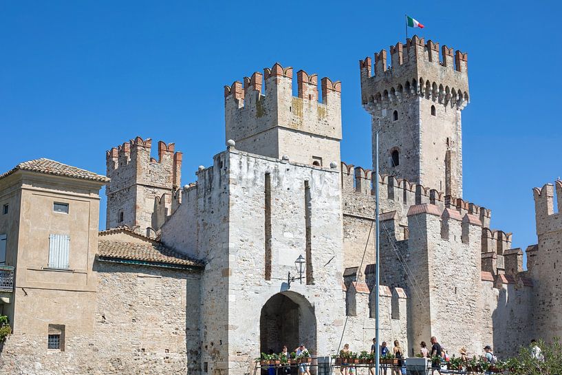 Het Scaliger kasteel in Sirmione (Gardameer) van t.ART