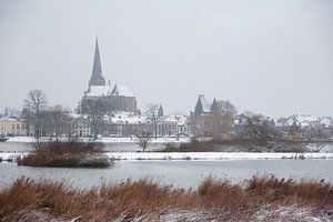 Het stadsfront van de stad Kampen in de sneeuw