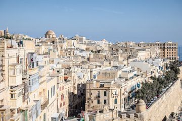 zicht op Valletta met bekende balkons en stadsmuur van Eric van Nieuwland