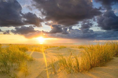 Zonsondergang op het strand van Texel met zandduinen op de voorgrond