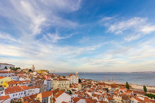 Lissabon uitzicht over de daken vanaf Miradouro das Portas do Sol