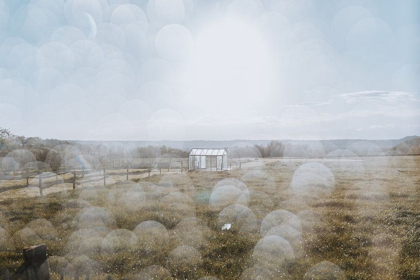 Landschaftsfoto mit Regentropfen auf der Linse, Blick auf eine Wiese mit einem Glasgewächshaus | Nat von eighty8things