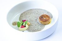 Pâté culinaire servi dans un plat blanc