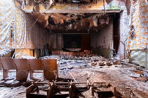 Die Show ist vorbei – verfallener Kinosaal, Deutschland. von Roman Robroek – Fotos verlassener Gebäude
