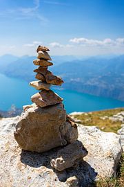 Gestapelte Steine am Gardasee. von Jeffrey van Roon