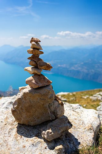 Pierres empilées sur le lac de Garde.