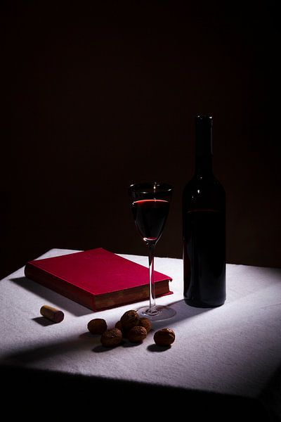 Stilleven met rode wijn en een boek van Rudy Rosman