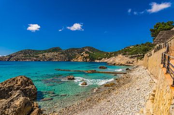 Kustuitzicht op het strand in Camp de Mar op het eiland Mallorca, Spanje van Alex Winter
