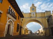 Der Santa Catalina Bogen / Stadttor (Arco de Santa Catalina) in Antigua, Guatemala am Morgen mit dem von Michiel Dros Miniaturansicht