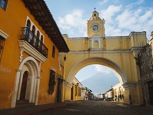L'arc de Santa Catalina / porte de la ville (Arco de Santa Catalina) à Antigua, Guatemala, le matin  sur Michiel Dros