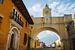 Der Santa Catalina Bogen / Stadttor (Arco de Santa Catalina) in Antigua, Guatemala am Morgen mit dem von Michiel Dros