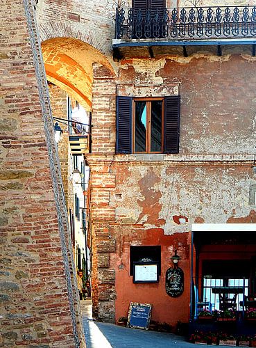 Wat is Om de hoek Panicale