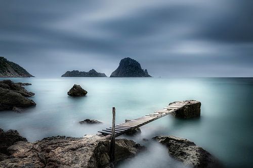 Baai van Ibiza in zacht sfeerlicht.