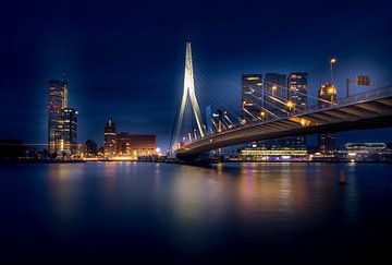 Le pont Erasmus à Rotterdam sur John Kraak