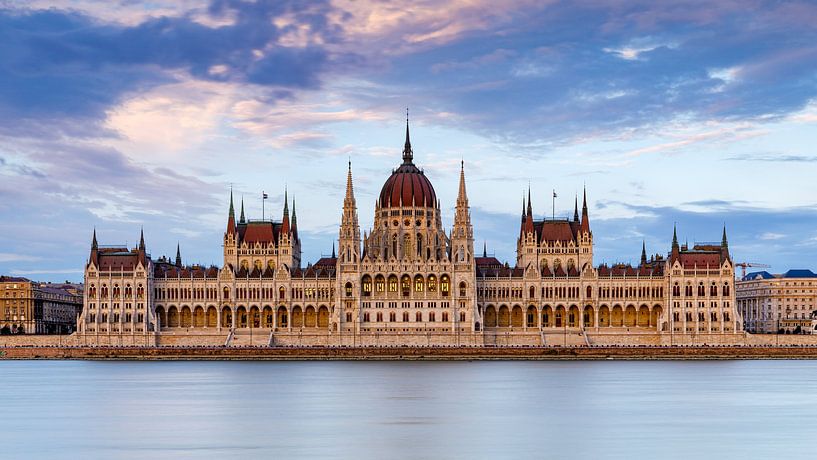 Das ungarische Parlament in Budapest an der Donau von Roland Brack