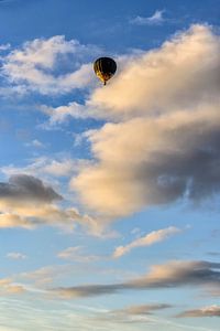 Ein Heißluftballon in der Abendsonne. von Don Fonzarelli