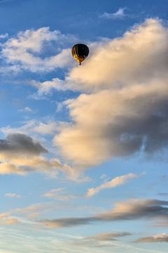 Een heteluchtballon in de avondzon.