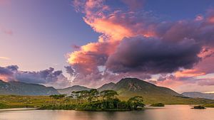 Coucher de soleil dans le Connemara à Derryclare Lough, Irlande