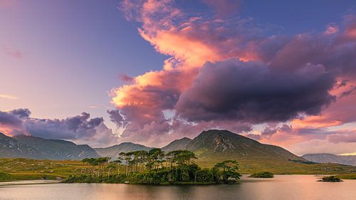 Zonsondergang in de Connemara bij Derryclare Lough, Ierland