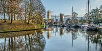 Stadsbeeld gracht Leeuwarden gespiegeld van Harrie Muis thumbnail