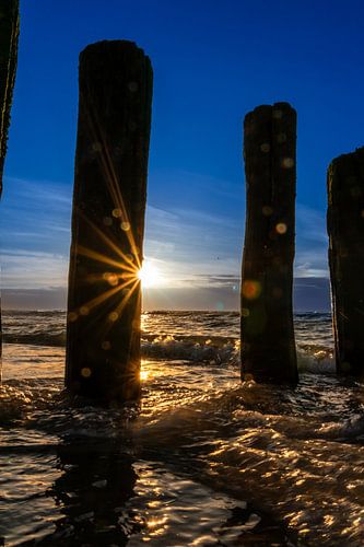 De uitgestrektheid van de oceaan bij zonsondergang