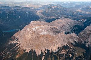 Zugspitze-massief vanuit de lucht van Leo Schindzielorz