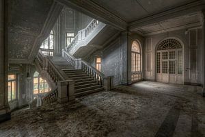 Verlassene Treppe aus Beton. von Roman Robroek – Fotos verlassener Gebäude