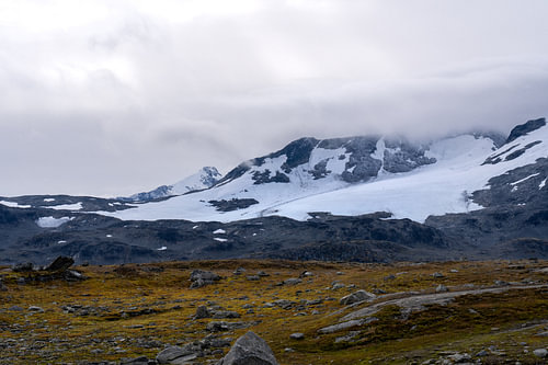 Verschneiter Berggipfel