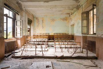 Schoolbanken in verlaten Klaslokaal. van Roman Robroek