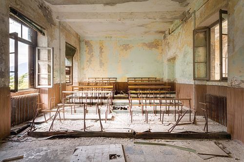 Bureaux d'école dans une salle de classe abandonnée.