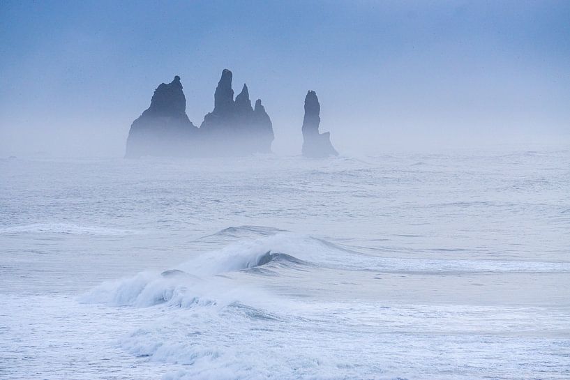 Formation rocheuse au large des côtes islandaises dans le brouillard du matin par Andreas Hackl