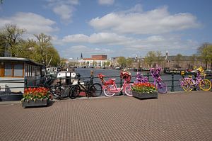 Eine bunte Skinny-Brücke in Amsterdam