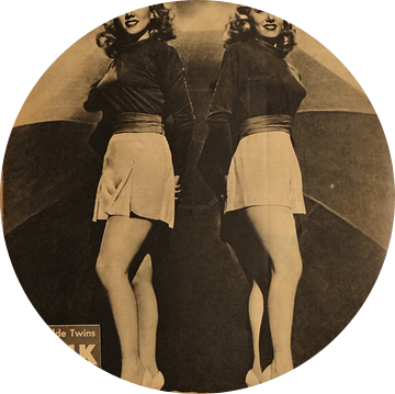 YANK pinup: Wilde tweeling met korte rok en hoge hakken, augustus 1945 van Atelier Liesjes