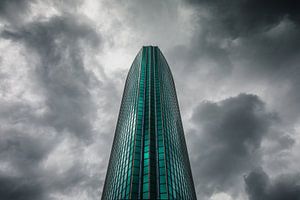 Nuages noirs derrière le Beurs World Trade Center Rotterdam